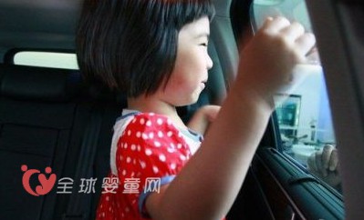 4歲男童被鎖車中  車窗上滿是手印