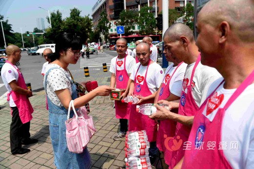 “光頭奶爸”為患有白血病的孩子賣水換錢