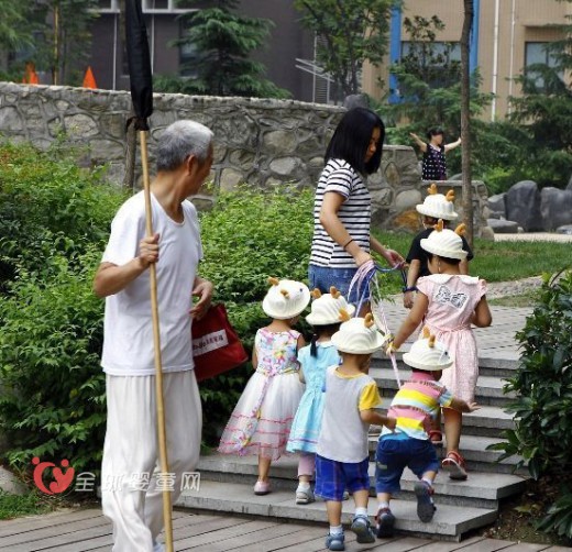 西安現(xiàn)家庭式幼兒園 幼兒被拴繩玩耍