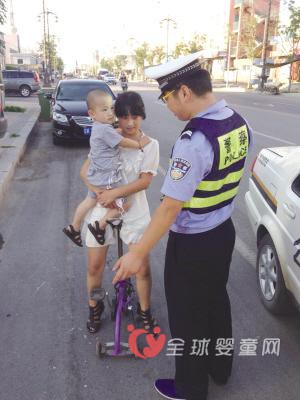 出行危險：姐姐抗起弟弟騎獨輪車穿梭車水馬龍之間