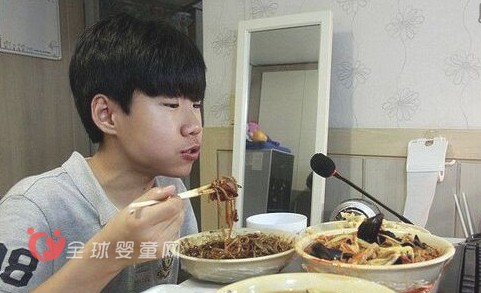 韓國14歲男孩日進斗金 賺錢源泉竟是網(wǎng)上直播吃飯