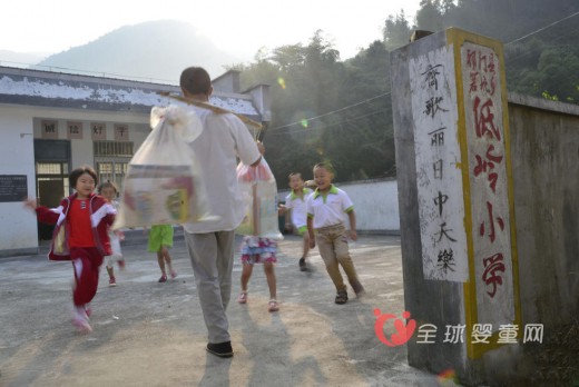 扁擔(dān)教師教書三十余年 年年挑新書走山路