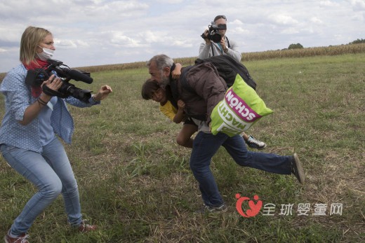 歐洲難民潮：女?dāng)z像師故意絆倒難民孩子