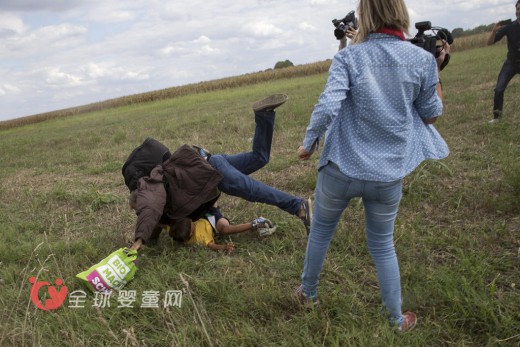 歐洲難民潮：女攝像師故意絆倒難民孩子