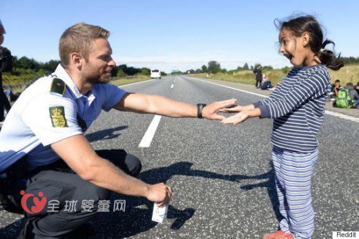 丹麥男警與敘利亞難民小孩玩游戲 讓苦難的人生增添一抹歡笑