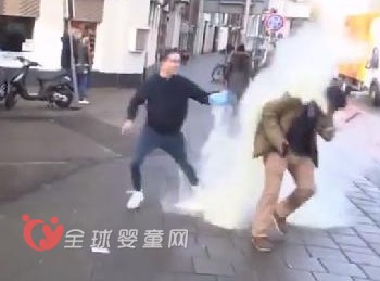 海淘奶粉升级引发民怨 荷兰青年街头向华人泼奶粉