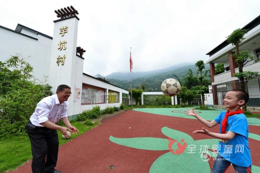 福建乡村小学仅只剩下一位学生 但老师还是坚持上课