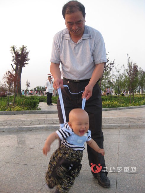 怎么教宝宝学走路 宝宝能用学步带锻炼吗