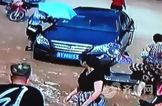 2歲娃拿車鑰匙反鎖轎車內(nèi) 路人潑水給轎車降溫