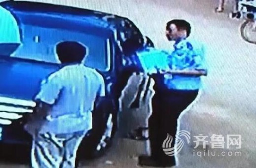 2歲娃拿車鑰匙反鎖轎車內(nèi) 路人潑水給轎車降溫