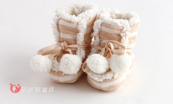 宝宝冬天要穿什么鞋子 威尔贝鲁婴儿保暖脚套呵护冬季宝宝