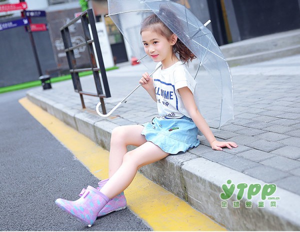 一款时尚又好看的儿童雨鞋  下雨天给宝贝最真诚的守护
