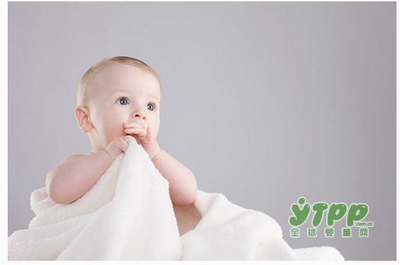 怎么给宝宝挑选手口湿巾 应选择对口腔黏膜无刺激的手口湿巾