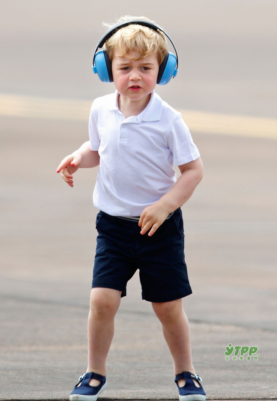 又是一年開學季穿什么才好呢   4歲喬治小王子也要上學了