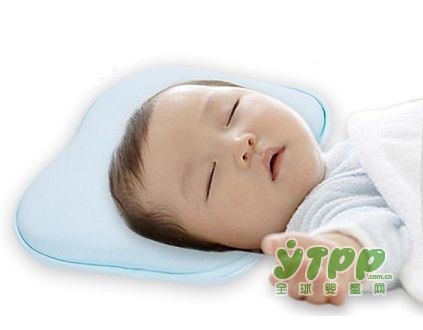 家长对枕头问题重视不足 难怪宝宝会有有打鼾 夜啼 汗多 湿疹等症状的出现