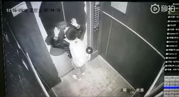 抚州一位小男孩拿雨伞卡电梯玩耍险被带飞   电梯使用安全须知