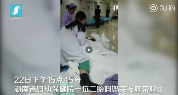 湖南一位产妇突发脐带脱垂儿医生跪姿抢救  为什么会脐带脱垂