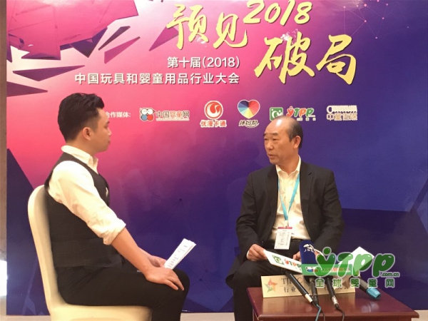 龙昌数码董事长梁钟铭在2018中国玩具和婴童用品行业大会获得"从业30年卓越奖"