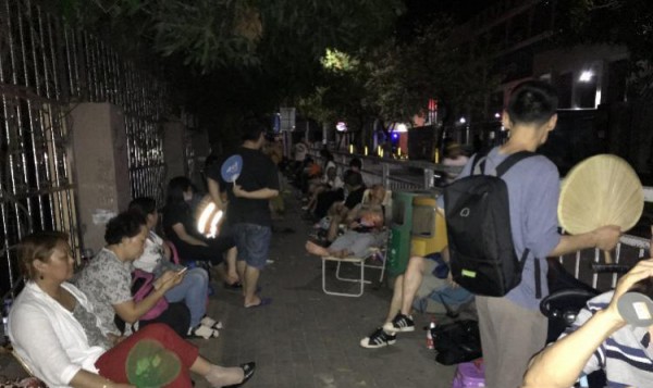 深圳家长通宵排队为娃报名幼儿园 带蚊香、躺椅“决战”到天亮