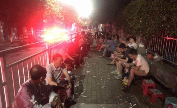 深圳家长通宵排队为娃报名幼儿园 带蚊香、躺椅“决战”到天亮
