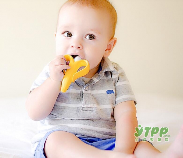 宝宝长牙期间会乱啃东西、流口水？ 宝宝萌芽需要香蕉宝宝牙胶陪伴