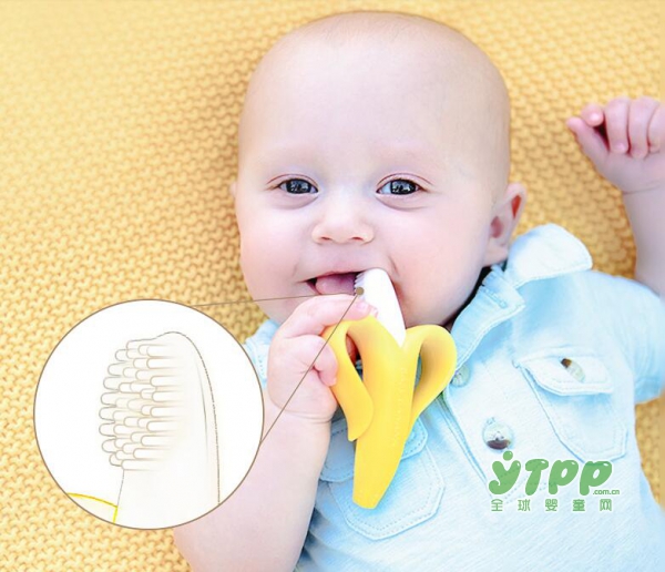 宝宝长牙期间会乱啃东西、流口水？ 宝宝萌芽需要香蕉宝宝牙胶陪伴
