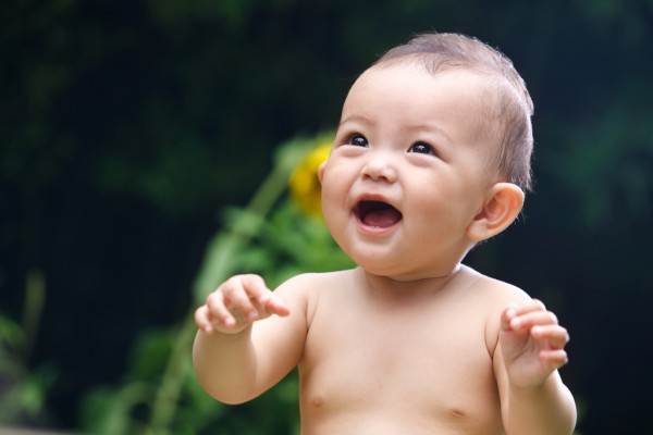 婴儿抚触什么时候做好？安贝儿润肤油让宝宝乐享抚触美好时光