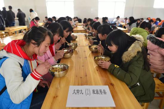 校園餐的安全在于校長陪吃于不陪吃嗎？陪吃就一定安全嗎？