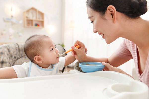 6个月的宝宝吃什么辅食？美臣有机米粉营养天然·口感细腻易吸收