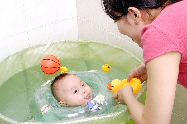 婴儿母婴馆溺水续：母婴泳池怎么管？婴儿适合游泳吗？