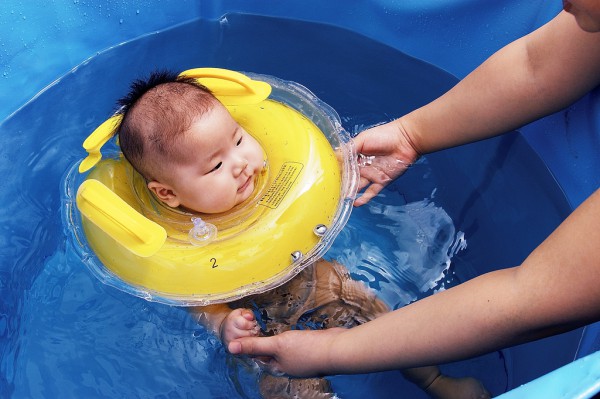 婴儿母婴馆溺水续：母婴泳池怎么管？婴儿适合游泳吗？