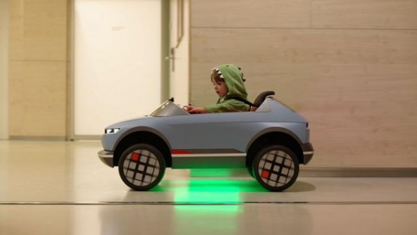 现代汽车mini 45电动车 一款AI驱动的炫酷儿童玩具