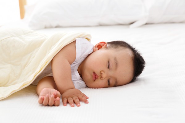 八个月的宝宝晚上睡觉总是哭是怎么回事   是什么原因引起的