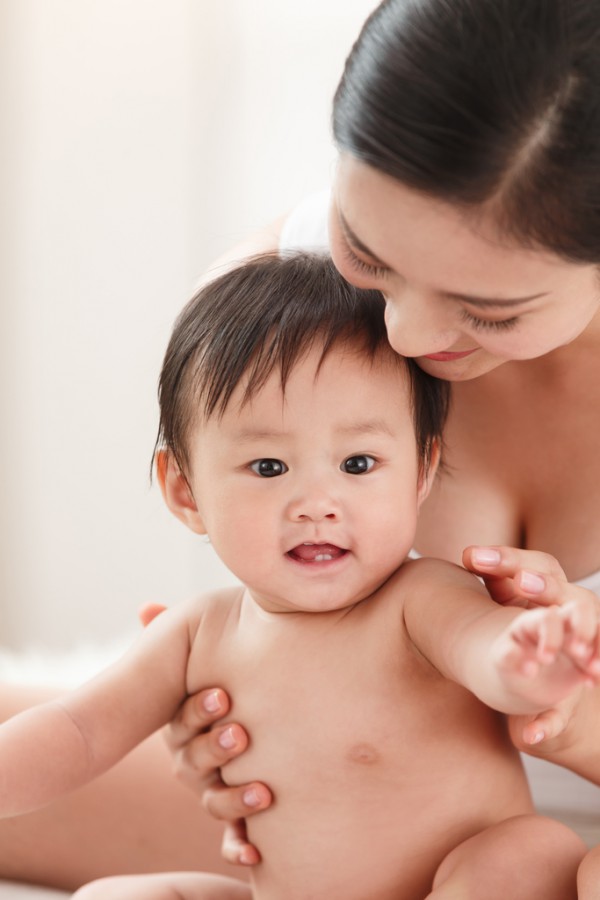掌握婴儿抚触小技巧——让母婴之间的情感交流更加亲密