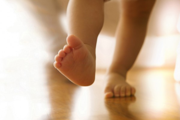 各位家长：夏季宝宝光脚好吗   听说光脚好处多多？真的？
