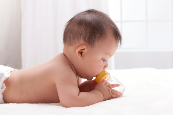 缺乏维生素AD对宝宝的健康会产生哪些影响  聪聪贝贝彤伴牌蓝帽维生素AD专为1-10岁宝宝设计