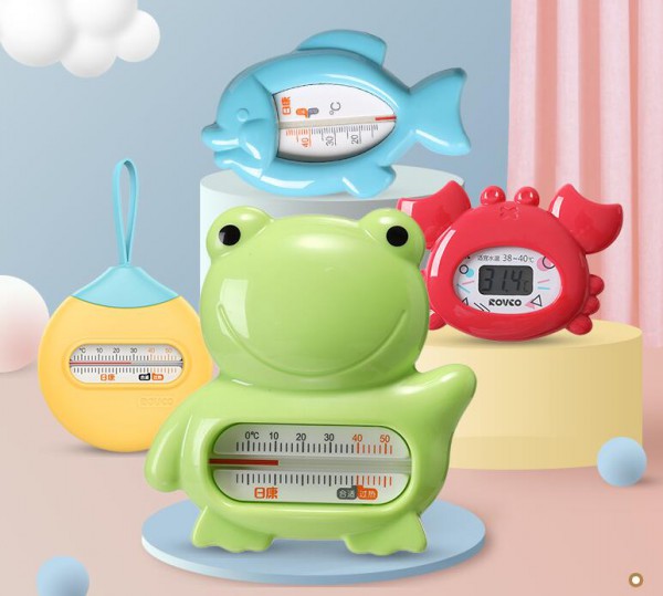 如何测量宝宝的洗澡水温度  日康青蛙水温计还可以是玩具