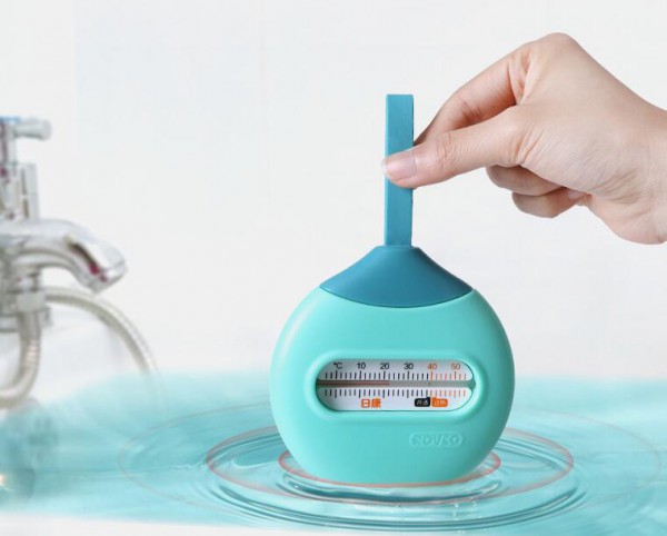 如何测量宝宝的洗澡水温度  日康青蛙水温计还可以是玩具