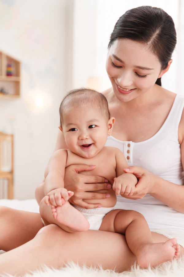 新生儿的脐带创口该如何护理？