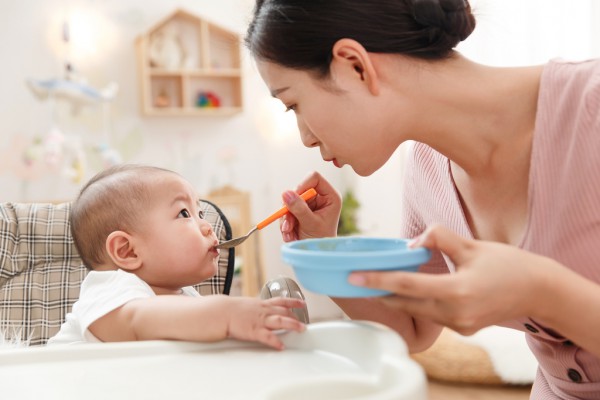 如何帮助宝宝度过辅食添加初期  呵嗳冠谷物膳食特膳营养米乳来帮忙