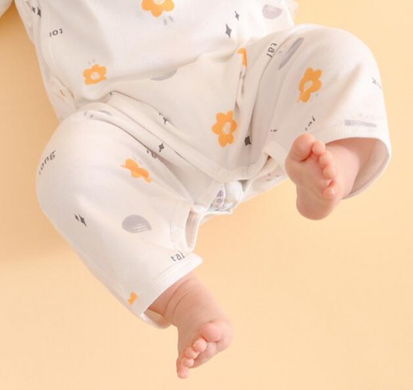 空调房给宝宝穿什么最合适  童泰0-6月薄款纯棉四季哈衣
