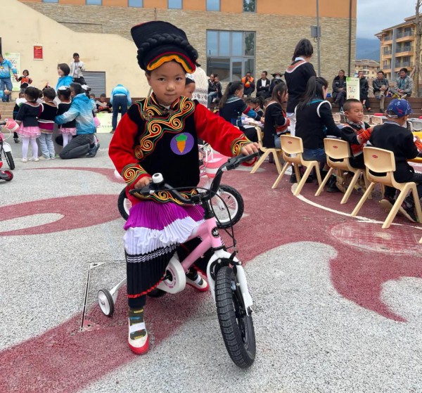 优贝童车携手中玩协走进四川昭觉县  65辆儿童自行车助力成长