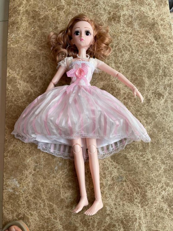 5岁女孩玩“网红”娃娃玩具夹伤手指 家长挑选玩具必查有无3C认证