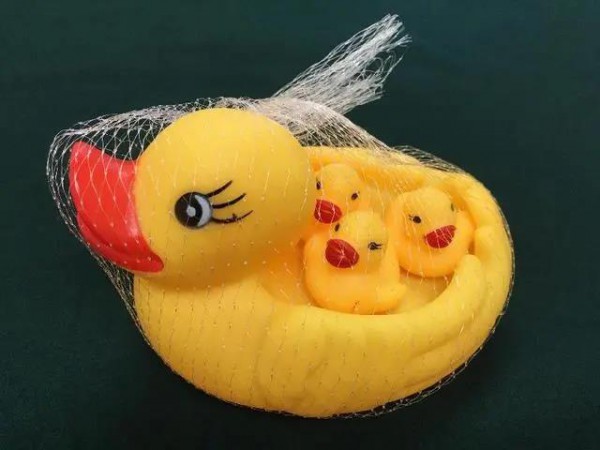香港海关：这款玩具鸭存在让儿童窒息潜在危险.....