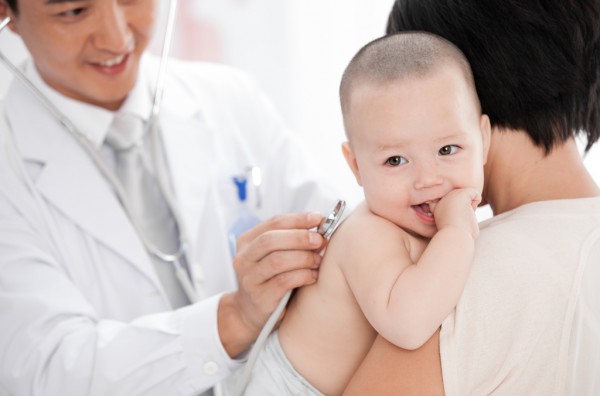 美国尚未批准给未满12岁人群接种新冠疫苗 儿童感染新冠病毒住院人数创新高