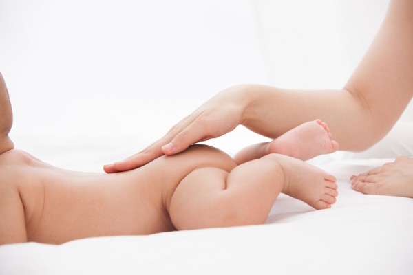 五羊婴儿橄榄油：教你正确给婴儿做抚触的步骤