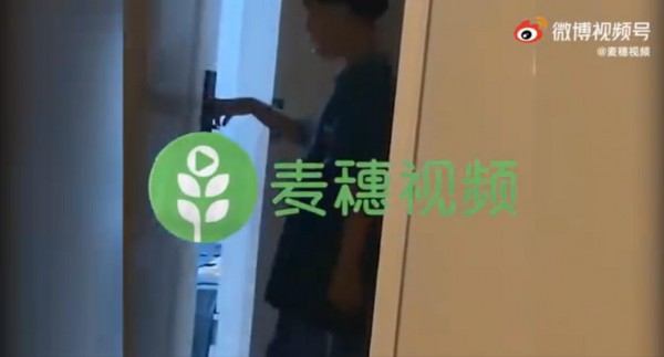 8岁男孩棉线绑门飞踹拔牙 不正确的拔牙方式会出现哪些不良的后果