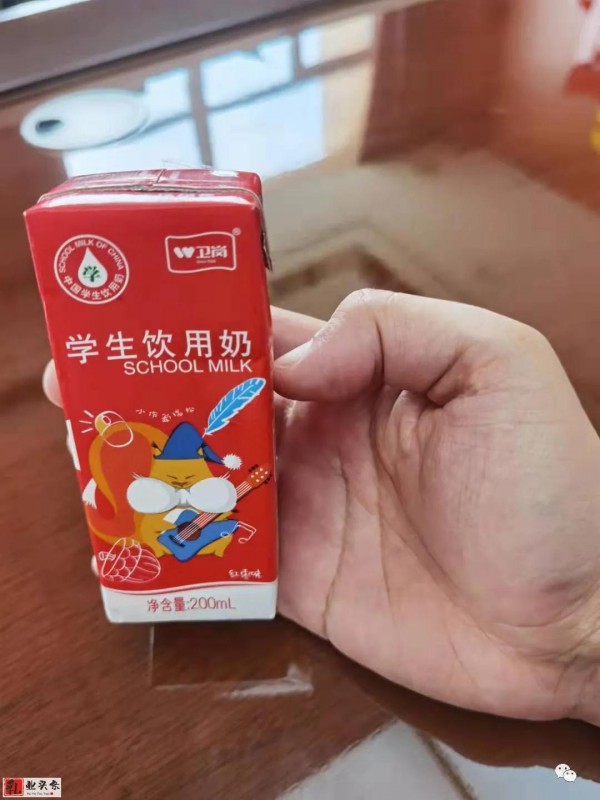 溧阳网友发帖引争议 小学生喝的学生奶   竟是“饮品”？
