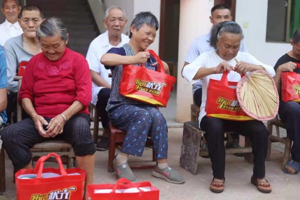情暖中秋·公益行  中秋节关爱老人公益活动状元食品一直在行动