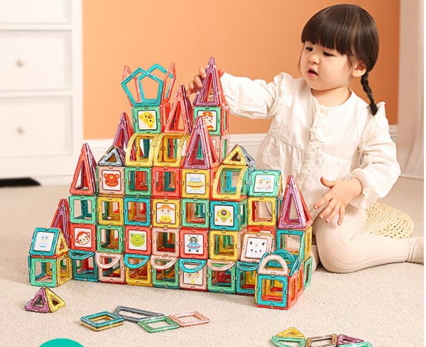 积木玩具选择哪种更好  可优比磁力片积木益智拼装玩具
